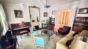 TV, fireplace - Elegant and Peaceful Apartment –  Neuilly-sur-Seine (Neuilly-sur-Seine)