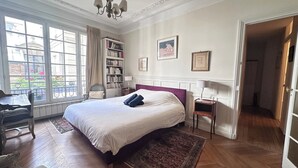 Una camera da letto con un letto grande, una libreria e vista all'esterno da una finestra.