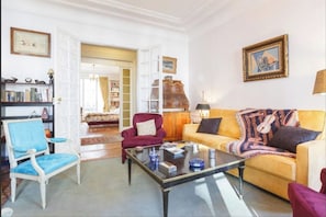 TV, fireplace - Elegant and Peaceful Apartment –  Neuilly-sur-Seine (Neuilly-sur-Seine)
