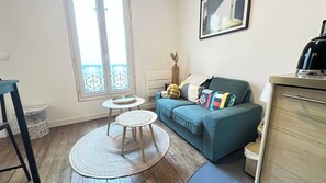 Living area - Elegant 2-room apartment - 10 min from Montmartre (Paris)