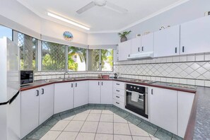 Fridge, microwave, oven, stovetop - Nightcliff Foreshore Getaway - McKay Gardens (Nightcliff)