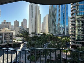 Property grounds - 2-bedroom apartment in Waikiki with PARKING included (Honolulu)