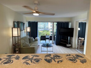 Smart TV - 2-bedroom apartment in Waikiki with PARKING included (Honolulu)