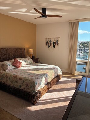 2 bedrooms, WiFi, bed sheets - Daily BEACH WALKS! Relax by the pool. Spacious 2-bedroom condo Fort Myers Beach (Fort Myers Beach)