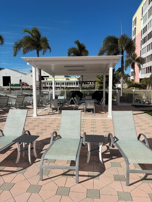 Terrace/patio - Daily BEACH WALKS! Relax by the pool. Spacious 2-bedroom condo Fort Myers Beach (Fort Myers Beach)
