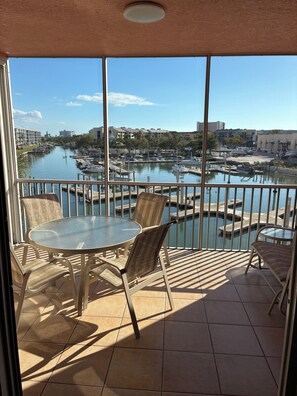 Outdoor dining - Daily BEACH WALKS! Relax by the pool. Spacious 2-bedroom condo Fort Myers Beach (Fort Myers Beach)