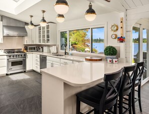 Private kitchen - Experience Waterfront Luxury on the Burton Peninsula, Vashon Island (Vashon)