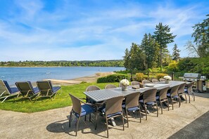 Outdoor dining - Experience Waterfront Luxury on the Burton Peninsula, Vashon Island (Vashon)