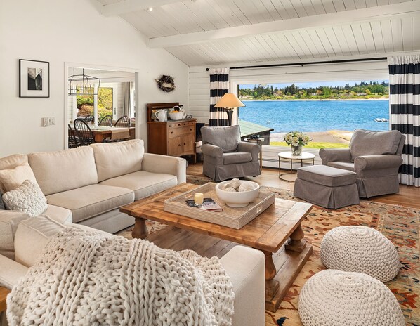Living area - Experience Waterfront Luxury on the Burton Peninsula, Vashon Island (Vashon)