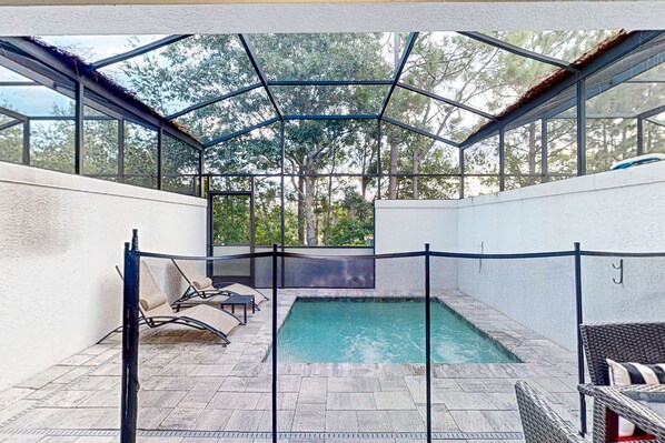 A heated pool - Dog-friendly retreat with pool, covered patio, children's items, grill, and AC (Clermont)