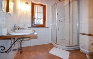 Shower - 1 bedroom gorgeous apartment in Prata (Prata)