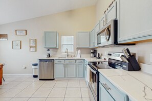 Fridge, microwave, oven, stovetop - Spacious Retreat with Private Pool, Enclosed Yard, WiFi & Game Room (Clermont)