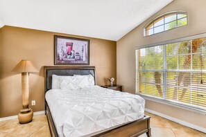 4 bedrooms, free WiFi, bed sheets - Dog-friendly home with private outdoor pool, high-speed WiFi, and central AC (Davenport)
