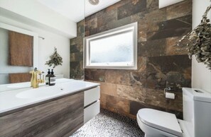 Regadera, toallas, jabón, papel de baño 