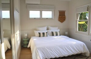 Iron/ironing board, WiFi, bed sheets - Large beach house with a pool (Avalon Beach)
