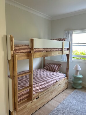 Iron/ironing board, WiFi, bed sheets - Large beach house with a pool (Avalon Beach)
