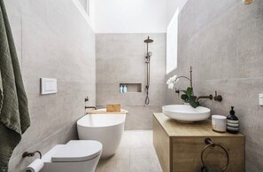 Regadera, toallas, jabón, papel de baño 