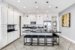 Fridge, microwave, oven, stovetop - Dog-friendly townhome with private pool, screened lanai, fast WiFi, W/D, AC (Davenport)