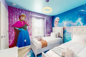 Une chambre à coucher avec un lit, une table de chevet et une commode.