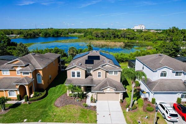 Exterior - Stunning house with lanai, pool, ping-pong, full kitchen, & WiFi (Davenport)