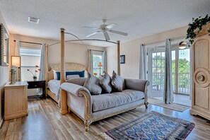 5 bedrooms, iron/ironing board, free WiFi, bed sheets - Stunning house with lanai, pool, ping-pong, full kitchen, & WiFi (Davenport)