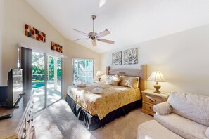 4 bedrooms, desk, iron/ironing board, travel cot - Snowbird-friendly home near Disney with private pool, lanai, tennis, basketball (Davenport)