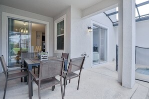 Outdoor dining - Modern townhome with private pool, hot tub, central AC, and private washer/dryer (Davenport)