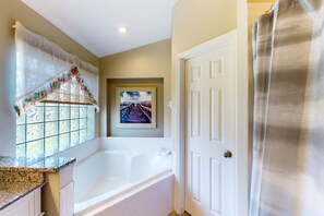 Shower, hair dryer, towels - Private pool home with spa, screened patio, central AC, & washer/dryer (Davenport)
