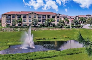 Exterior - Dog-friendly condo on ground floor with fast WiFi, shared pool, hot tub, & W/D (Davenport)