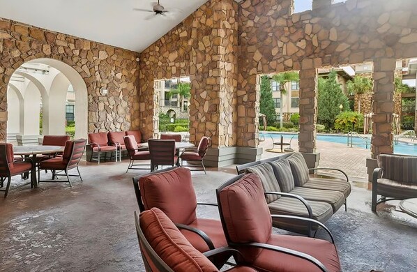 Outdoor dining - Dog-friendly condo on ground floor with fast WiFi, shared pool, hot tub, & W/D (Davenport)