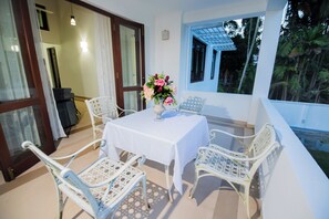 Outdoor dining - blissfull Ridge Bungalow Kandy (Kandy)