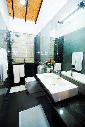 Towels, soap, shampoo, toilet paper - blissfull Ridge Bungalow Kandy (Kandy)