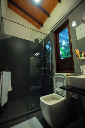 Toalhas de banho, sabonete, shampoo, papel higiênico
