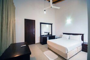 Desk, laptop workspace, blackout drapes, soundproofing - blissfull Ridge Bungalow Kandy (Kandy)