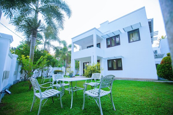 Outdoor dining - blissfull Ridge Bungalow Kandy (Kandy)