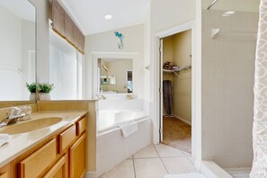 Shower, hair dryer, towels - Cozy home with private pool, billiards, central AC and enclosed yard (Davenport)