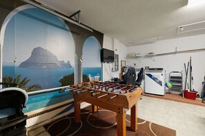 Games room - Cozy home with private pool, billiards, central AC and enclosed yard (Davenport)