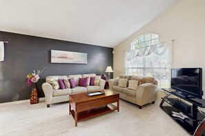 TV, DVD player, table football - Cozy home with private pool, billiards, central AC and enclosed yard (Davenport)
