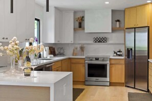 Fridge, microwave, oven, stovetop - Private Spa Wellness Retreat for Groups (San Diego)