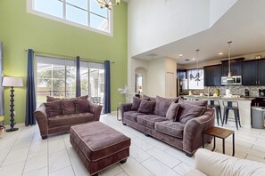 TV, ping pong - South-facing home w/ private pool/spa and resort lazy river & gym (Davenport)