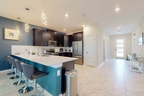 Fridge, microwave, oven, stovetop - Luxury resort home with themed rooms, air hockey, pool table, pool and spa (Kissimmee)