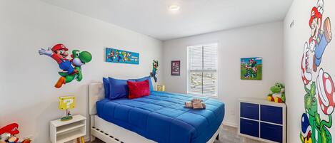 Une chambre à coucher avec un lit, une table de chevet, une fenêtre et des éléments décoratifs sur les murs.