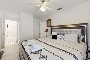 5 bedrooms, travel cot, free WiFi, bed sheets - Single-level home with private pool, game room, & W/D - near golf/Disney (Davenport)