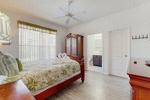 Desk, travel cot, free WiFi, bed sheets - Inviting villa with private pool & spa near Disney & golf course charm (Davenport)