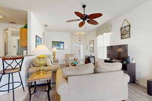 TV, table football - Inviting villa with private pool & spa near Disney & golf course charm (Davenport)