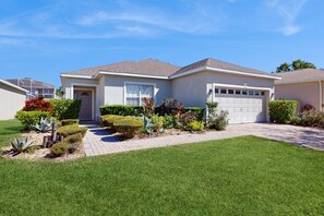 Exterior - Inviting villa with private pool & spa near Disney & golf course charm (Davenport)