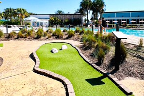 Property grounds - Stylish vacation home with open layout, sunny patio & near attractions (Davenport)