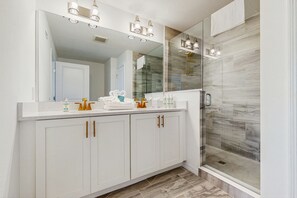 Shower, hair dryer, towels - Stylish vacation home with open layout, sunny patio & near attractions (Davenport)