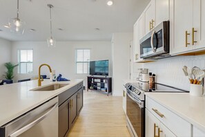 Fridge, microwave, oven, stovetop - Stylish vacation home with open layout, sunny patio & near attractions (Davenport)