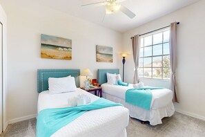 4 Schlafzimmer, Schreibtisch, Bügeleisen/Bügelbrett, Reisekinderbett